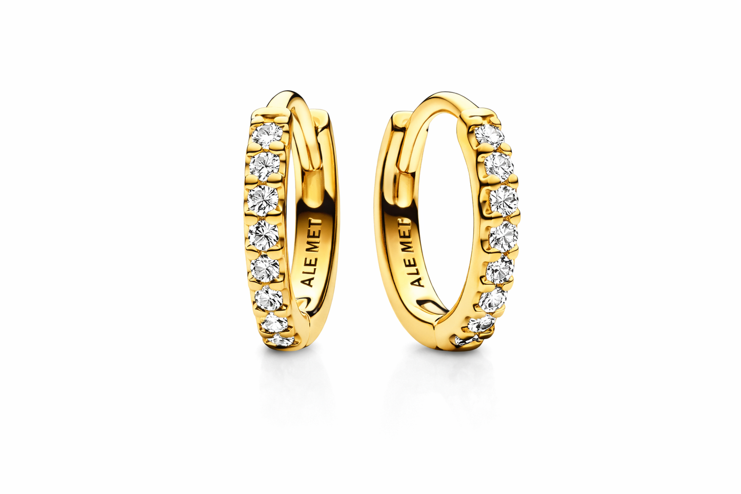 Aros Dorados con Zirconias – Pandora | Elegancia Clásica y Brillo Sofisticado