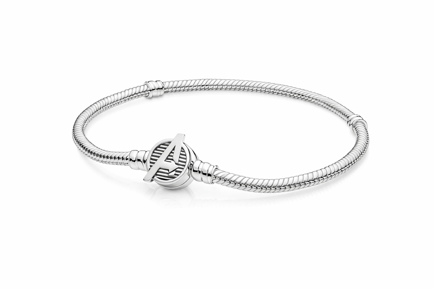 Pandora Brazalete de Plata con Cierre Distintivo | Elegancia Minimalista y Moderna