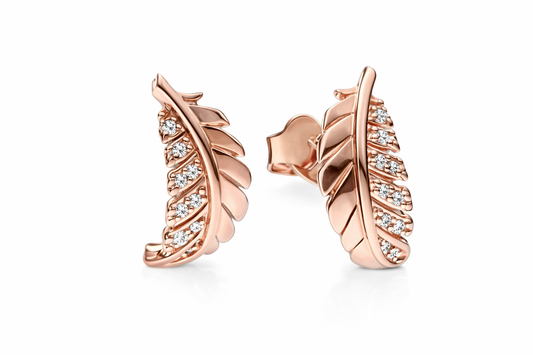 Pandora Aretes de Pluma en Oro Rosa con Zirconias | Delicadeza y Estilo Femenino